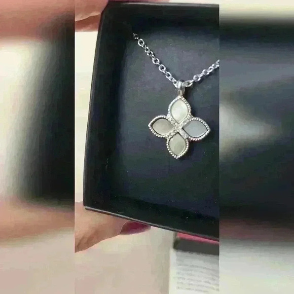 Avon silver tone necklace - Picture 4 of 17